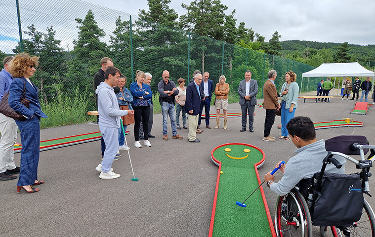 Inauguration le 3 juillet du mini-golf adapaté en présence de plusieurs représentants de la Caisse régionale et du département de Lozère.